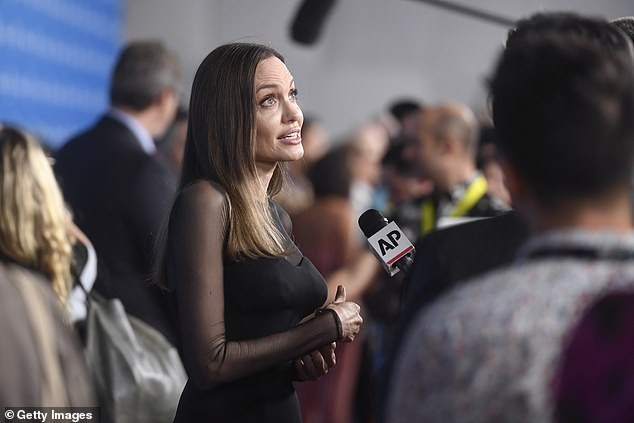 Angelina Jolie diện đầm cocktail cắt xẻ gợi cảm - ảnh 2