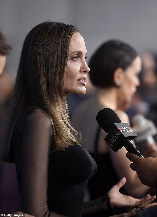 Angelina Jolie diện đầm cocktail cắt xẻ gợi cảm - ảnh 3