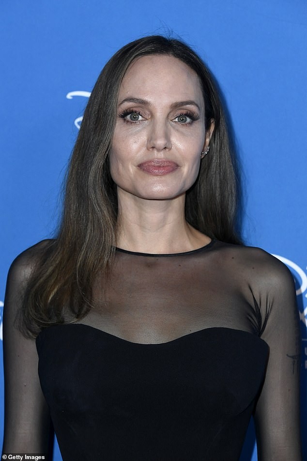 Angelina Jolie diện đầm cocktail cắt xẻ gợi cảm - ảnh 4