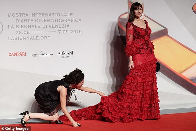 Minh tinh Monica Bellucci xinh đẹp không tuổi trên thảm đỏ LHP Venice - ảnh 6