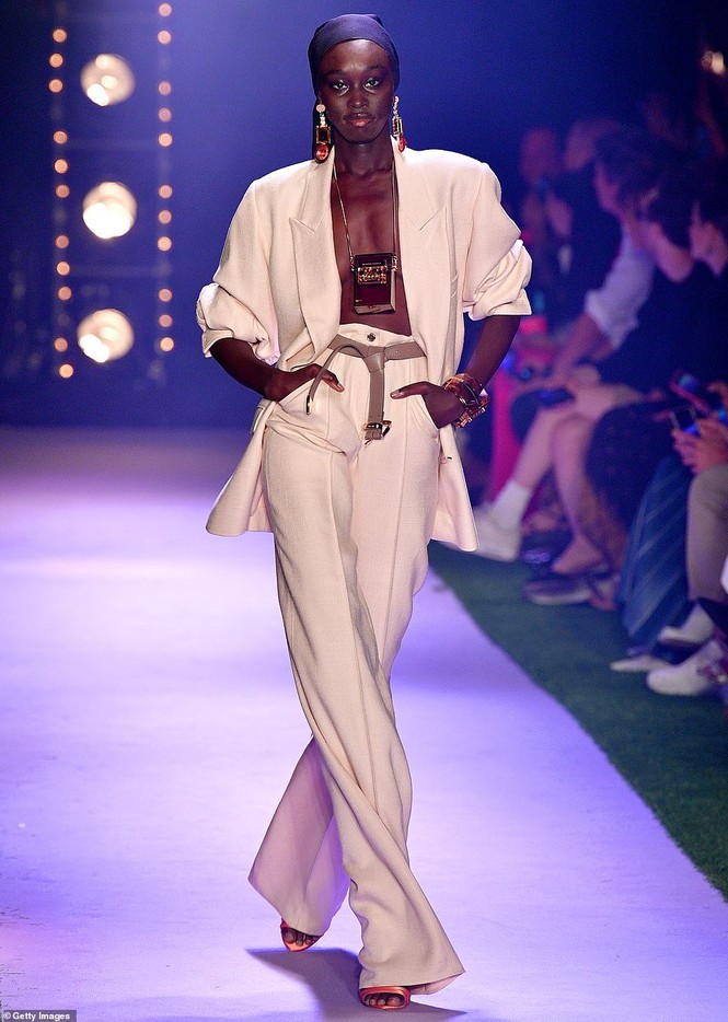 Ba chân dài hàng đầu làng mốt dáng đẹp như tạc tượng trên sàn catwalk - ảnh 8