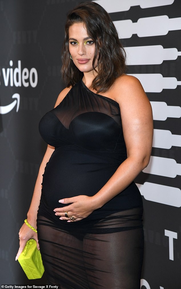Mẫu ngoại cỡ Ashley Graham bầu 5 tháng vẫn mặc xuyên thấu gợi cảm - ảnh 3
