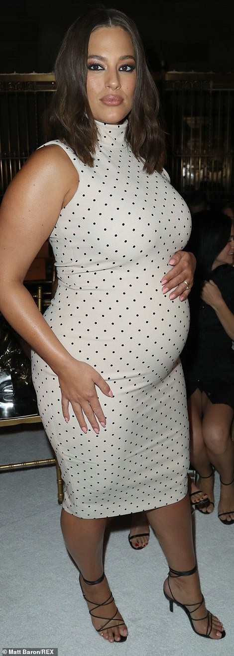 Mẫu ngoại cỡ Ashley Graham bầu 5 tháng vẫn mặc xuyên thấu gợi cảm - ảnh 8