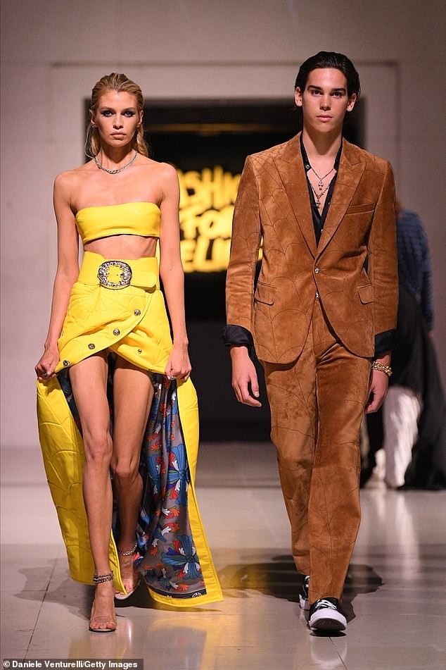 'Thiên thần nội y' Stella Maxwell lộ nguyên vòng 1 khiến khách mời 'đỏ mặt' - ảnh 8