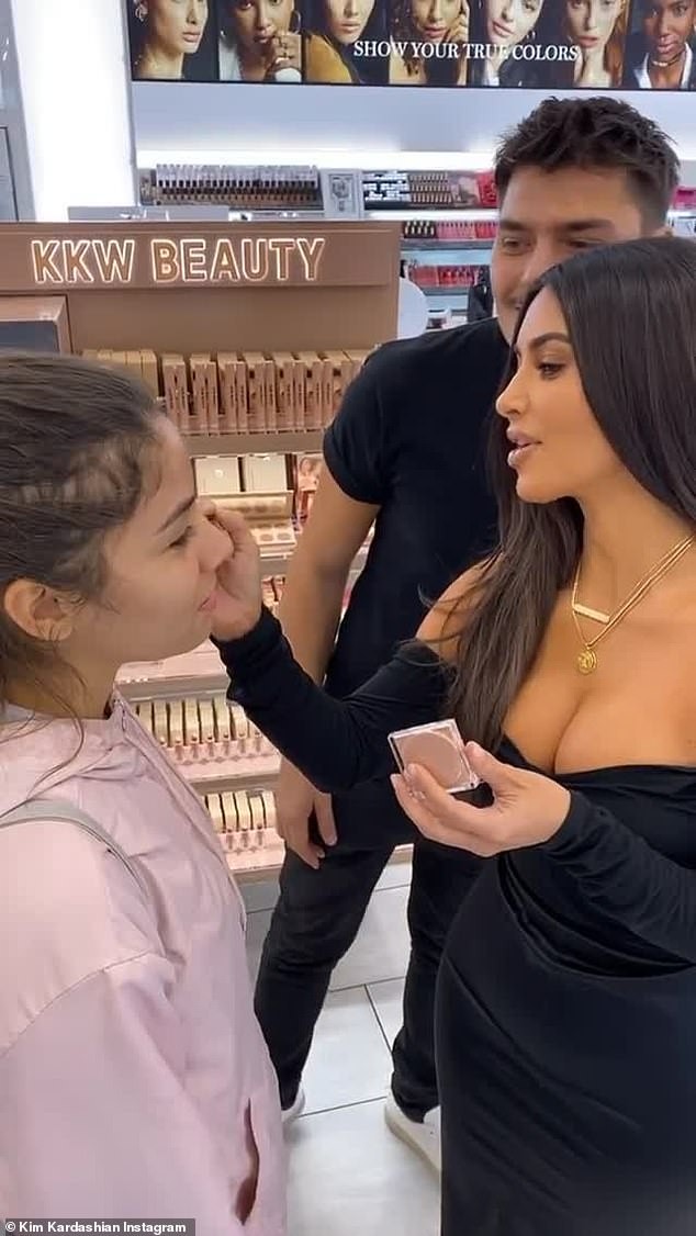 Kim Kardashian khoe ngực đầy 'nhức mắt' trên phố - ảnh 6