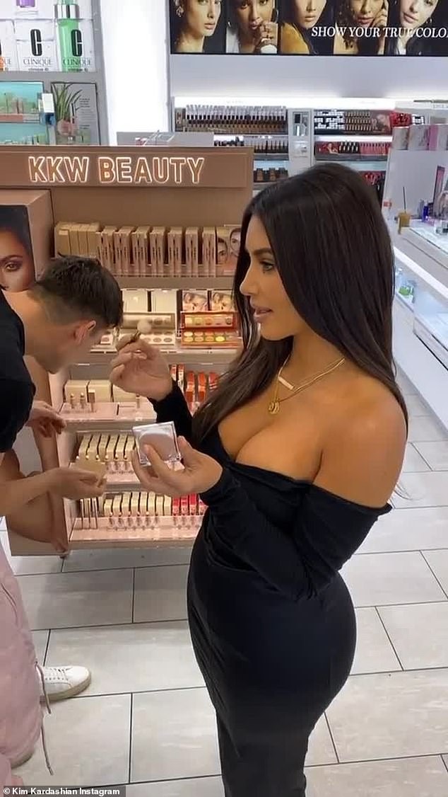 Kim Kardashian khoe ngực đầy 'nhức mắt' trên phố - ảnh 7