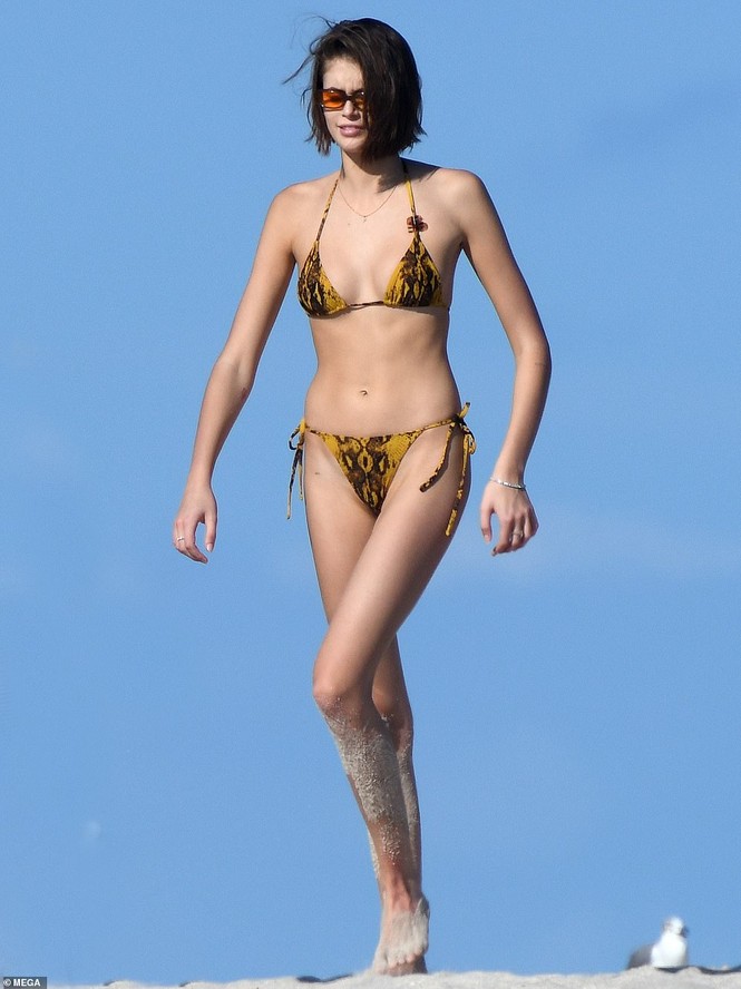 Con gái siêu mẫu của Cindy Crawford khoe dáng với bikini, tình tứ bạn trai mới - ảnh 9