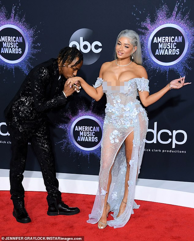 Cặp đôi hành động gợi dục phản cảm ở American Music Awards 2019 - ảnh 2