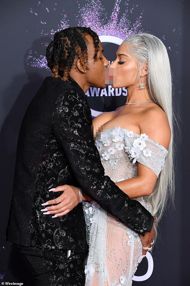 Cặp đôi hành động gợi dục phản cảm ở American Music Awards 2019 - ảnh 3
