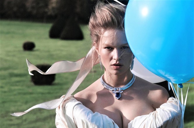 Loạt ảnh tôn ngực đầy 'bỏng mắt' của siêu mẫu Anna Ewers - ảnh 5