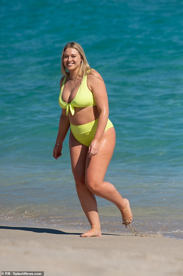 Siêu mẫu ngoại cỡ Iskra Lawrence bụng bầu 5 tháng vẫn mặc bikini 'bốc lửa' - ảnh 1