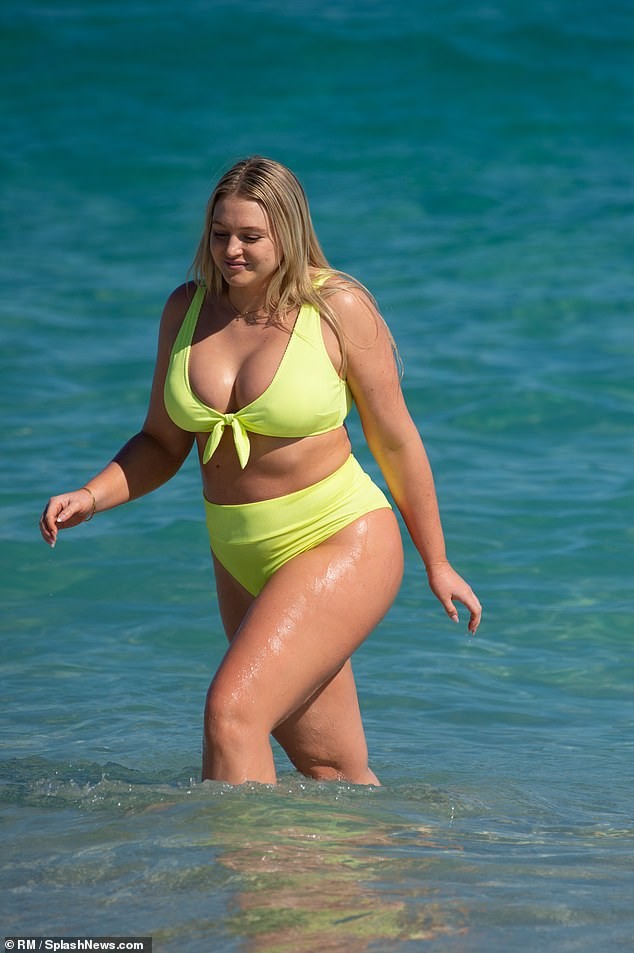 Siêu mẫu ngoại cỡ Iskra Lawrence bụng bầu 5 tháng vẫn mặc bikini 'bốc lửa' - ảnh 3