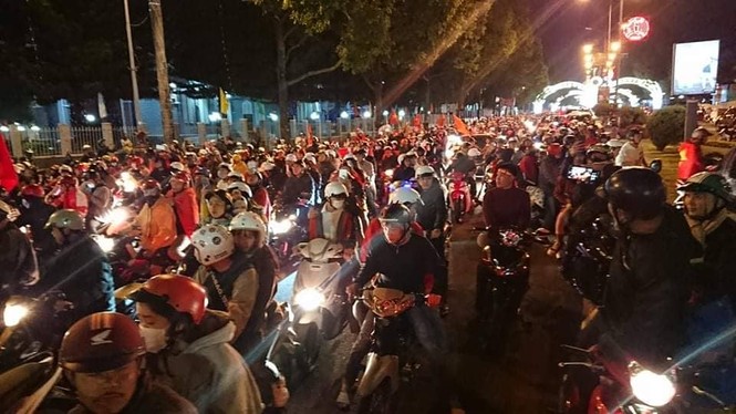 Triệu người xuống đường, phố phường rợp cờ ăn mừng U22 Việt Nam vô địch - ảnh 27