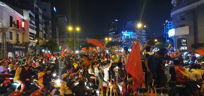 Triệu người xuống đường, phố phường rợp cờ ăn mừng U22 Việt Nam vô địch - ảnh 6