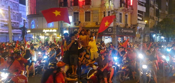 Triệu người xuống đường, phố phường rợp cờ ăn mừng U22 Việt Nam vô địch - ảnh 7