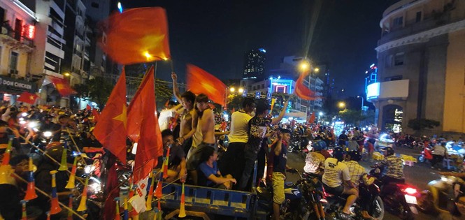 Triệu người xuống đường, phố phường rợp cờ ăn mừng U22 Việt Nam vô địch - ảnh 8