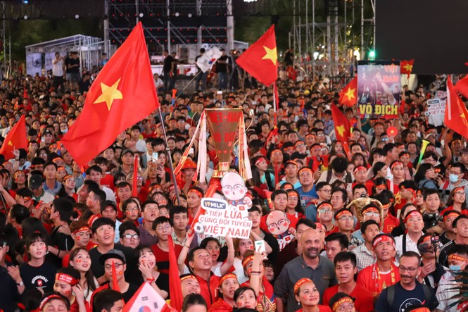 Triệu người xuống đường, phố phường rợp cờ ăn mừng U22 Việt Nam vô địch - ảnh 21