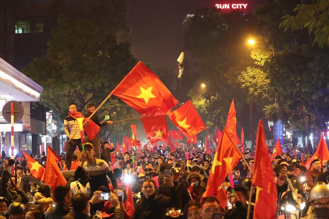 Triệu người xuống đường, phố phường rợp cờ ăn mừng U22 Việt Nam vô địch - ảnh 1