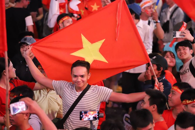 Triệu người xuống đường, phố phường rợp cờ ăn mừng U22 Việt Nam vô địch - ảnh 22
