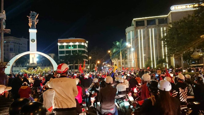 Triệu người xuống đường, phố phường rợp cờ ăn mừng U22 Việt Nam vô địch - ảnh 25