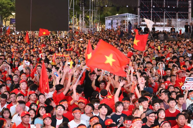 Triệu người xuống đường, phố phường rợp cờ ăn mừng U22 Việt Nam vô địch - ảnh 23