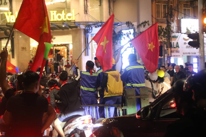 Triệu người xuống đường, phố phường rợp cờ ăn mừng U22 Việt Nam vô địch - ảnh 19
