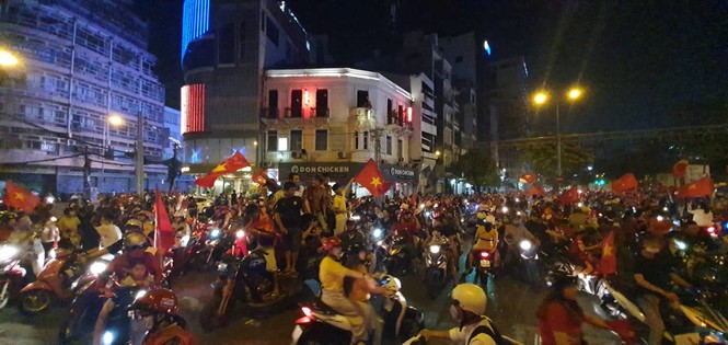 Triệu người xuống đường, phố phường rợp cờ ăn mừng U22 Việt Nam vô địch - ảnh 9