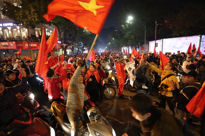 Triệu người xuống đường, phố phường rợp cờ ăn mừng U22 Việt Nam vô địch - ảnh 2