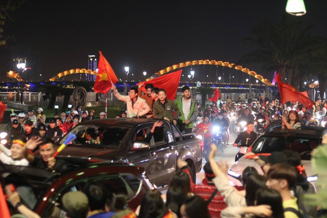 Triệu người xuống đường, phố phường rợp cờ ăn mừng U22 Việt Nam vô địch - ảnh 16
