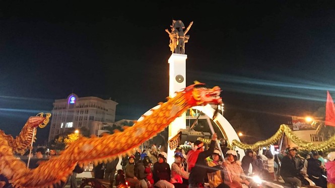 Triệu người xuống đường, phố phường rợp cờ ăn mừng U22 Việt Nam vô địch - ảnh 26