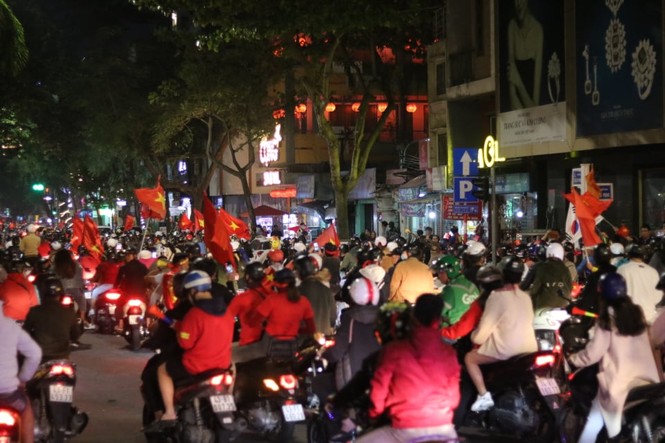Triệu người xuống đường, phố phường rợp cờ ăn mừng U22 Việt Nam vô địch - ảnh 20
