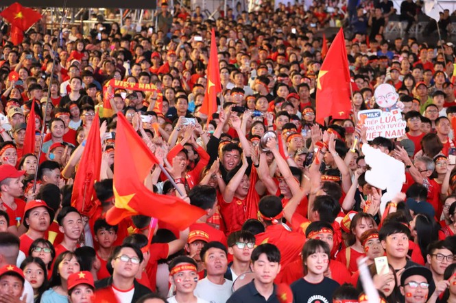 Triệu người xuống đường, phố phường rợp cờ ăn mừng U22 Việt Nam vô địch - ảnh 24