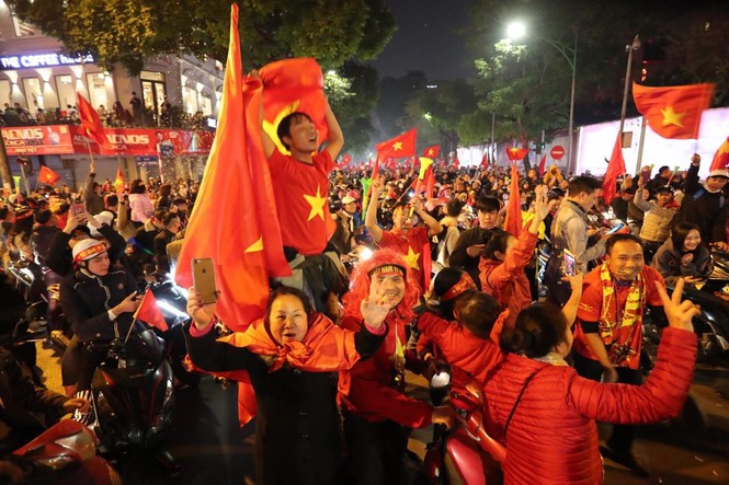 Triệu người xuống đường, phố phường rợp cờ ăn mừng U22 Việt Nam vô địch - ảnh 4
