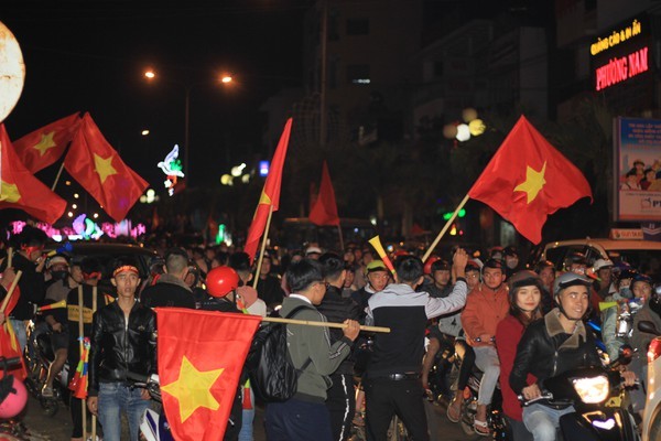 Triệu người xuống đường, phố phường rợp cờ ăn mừng U22 Việt Nam vô địch - ảnh 13