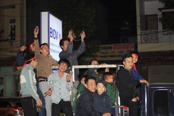 Triệu người xuống đường, phố phường rợp cờ ăn mừng U22 Việt Nam vô địch - ảnh 14