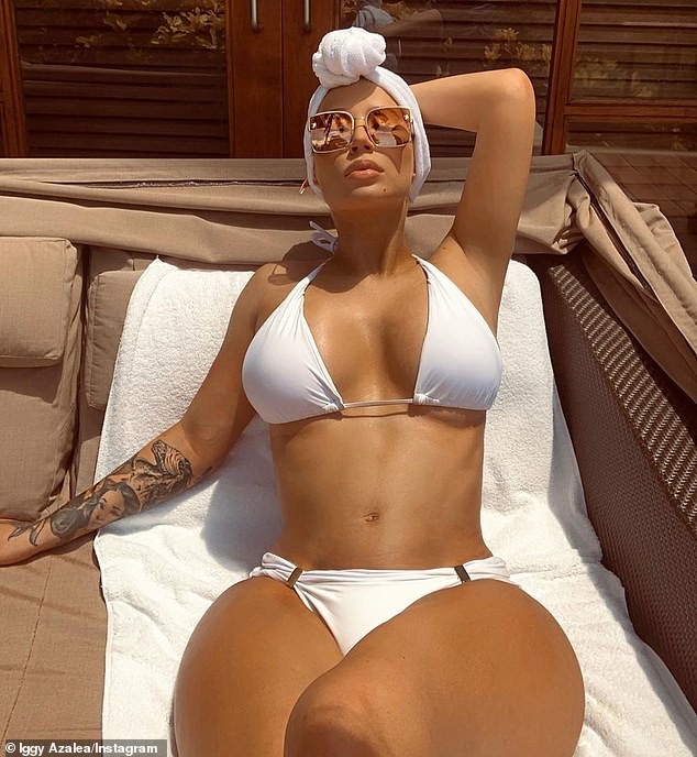 'Nữ rapper sexy nhất thế giới' tung ảnh khoe body đồng hồ cát 'bỏng mắt' - ảnh 1