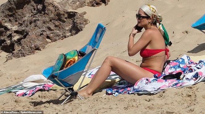 Rita Ora nảy nở hút mắt với áo tắm 2 mảnh nhỏ xíu - ảnh 8