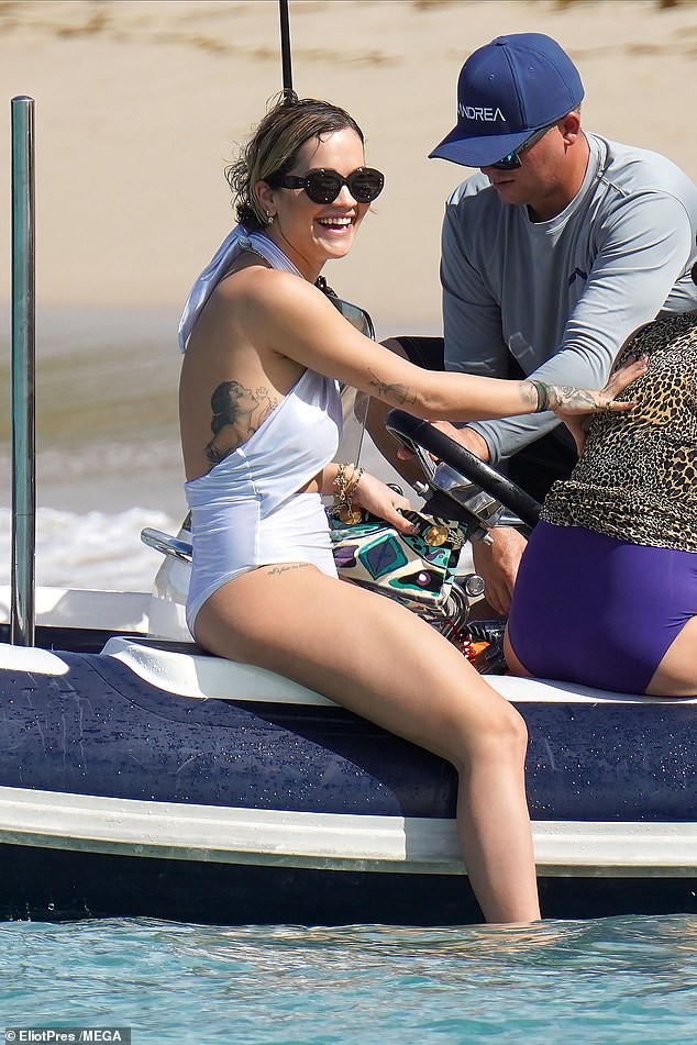 Rita Ora mặc áo tắm trắng mỏng tang lộ điểm nhạy cảm - ảnh 9
