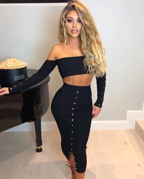 'Đứng ngồi không yên' với ảnh nội y đỏ rực dịp Giáng sinh của Bianca Gascoigne - ảnh 7