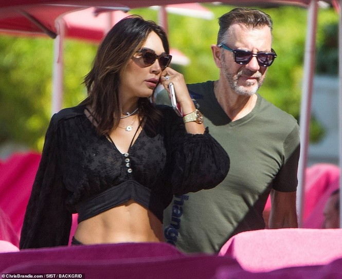 Duncan Bannatyne đi nghỉ bên vợ trẻ nóng bỏng kém 31 tuổi - ảnh 8