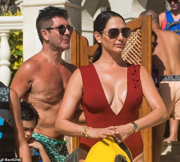 Vợ 'ông trùm giải trí' Simon Cowell 'bốc lửa' với áo tắm - ảnh 9