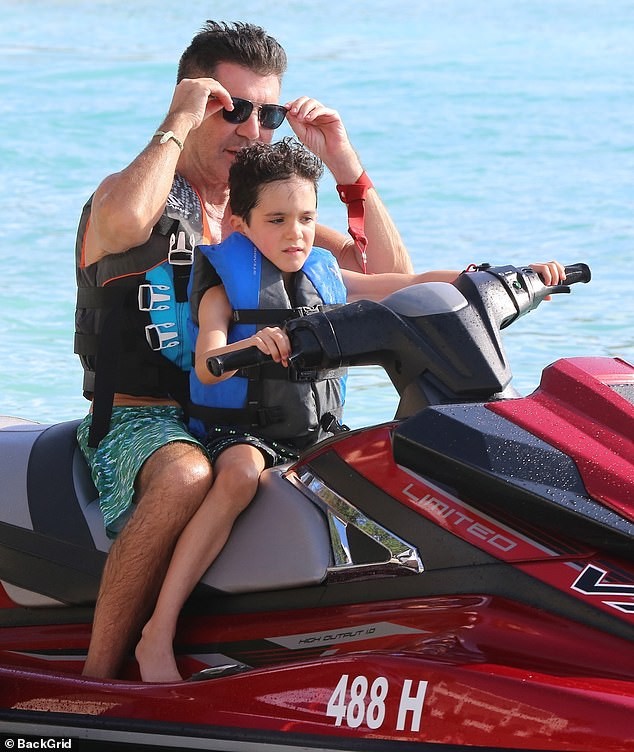 Vợ 'ông trùm giải trí' Simon Cowell 'bốc lửa' với áo tắm - ảnh 10