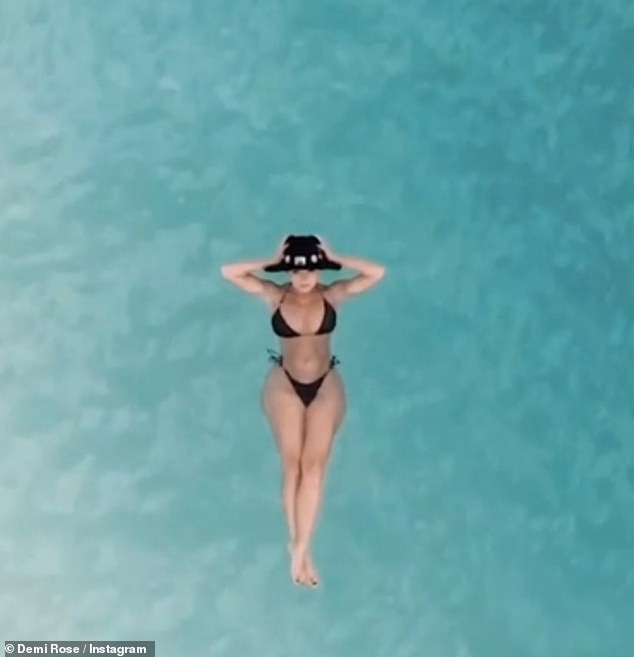 'Nữ hoàng nội y' Anh quốc khoe 3 vòng 'bỏng rẫy' với bikini - ảnh 2