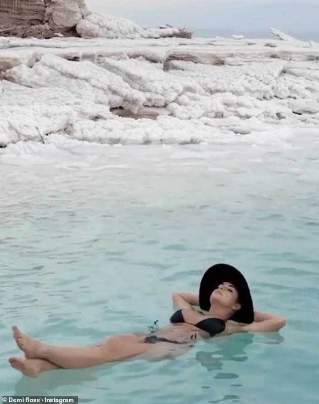 'Nữ hoàng nội y' Anh quốc khoe 3 vòng 'bỏng rẫy' với bikini - ảnh 3