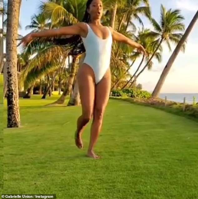 Gabrielle Union tung clip áo tắm nóng bỏng, nhí nhảnh ở tuổi U50 - ảnh 3