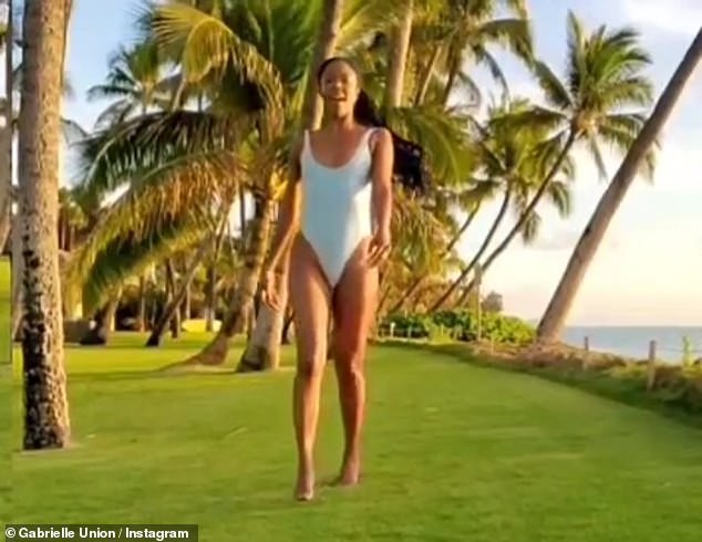 Gabrielle Union tung clip áo tắm nóng bỏng, nhí nhảnh ở tuổi U50 - ảnh 1
