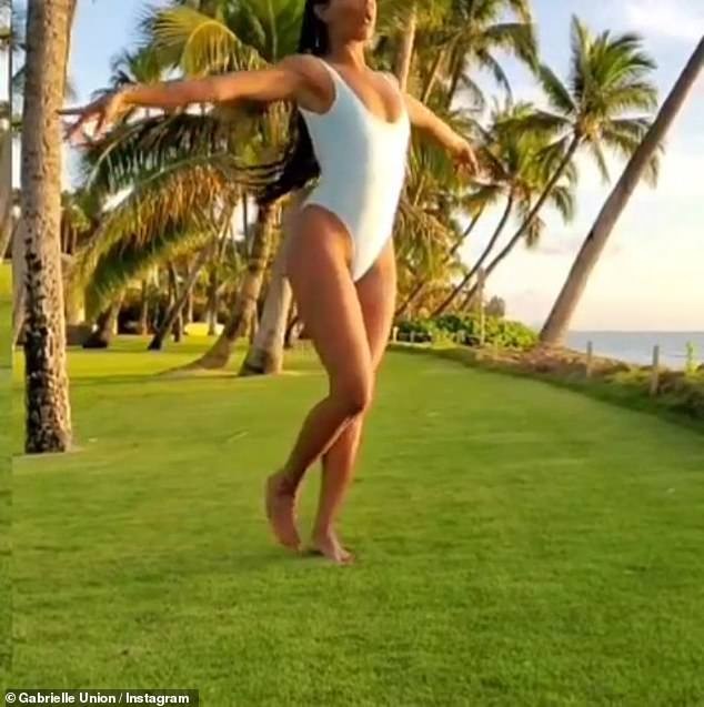 Gabrielle Union tung clip áo tắm nóng bỏng, nhí nhảnh ở tuổi U50 - ảnh 2