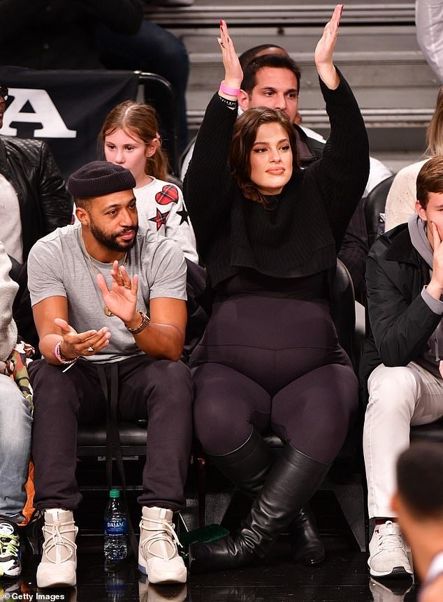 Mẫu ngoại cỡ Ashley Graham táo bạo khoả thân, tạo dáng yoga khó ở cuối thai kỳ - ảnh 4