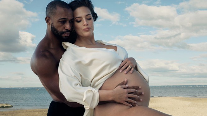 Mẫu ngoại cỡ Ashley Graham táo bạo khoả thân, tạo dáng yoga khó ở cuối thai kỳ - ảnh 6