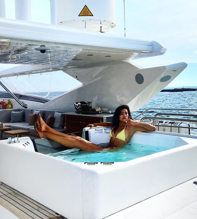 Chân dài đình đám làng mốt Kelly Gale khoe cơ bụng 6 múi ở đảo Bali - ảnh 5
